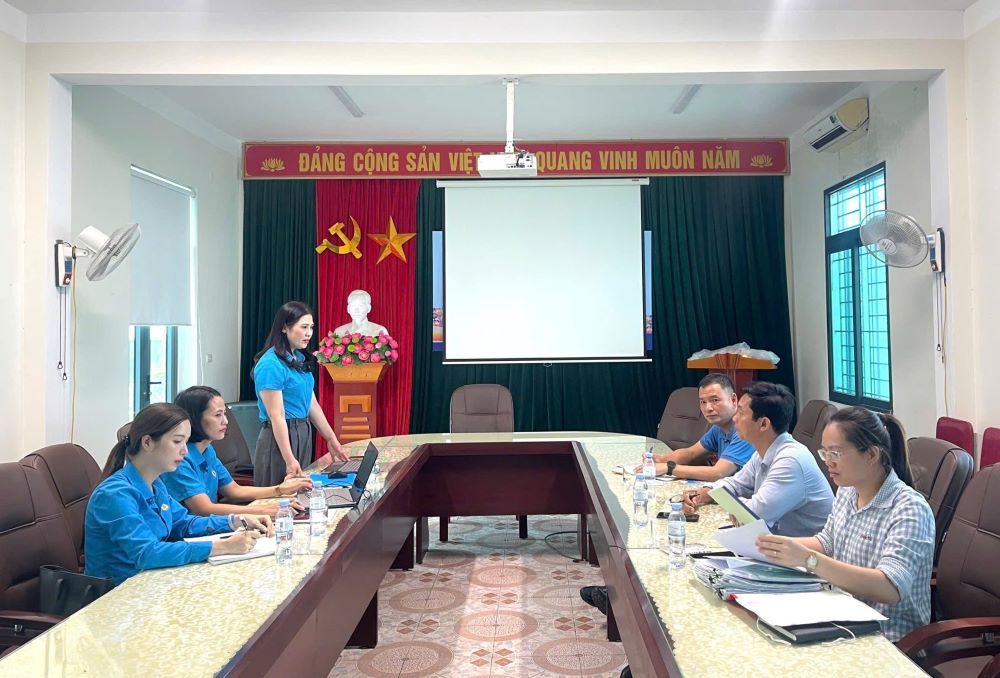 Nghe An Provincial Labor Federation inspects the implementation of the Trade Union Charter and financial work at Tan Khanh An Packaging Joint Stock Company. Photo: Nghe An Trade Union