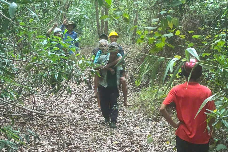 Functional forces successfully rescue a lost old man in the forest in Gia Lai. Photo: Police