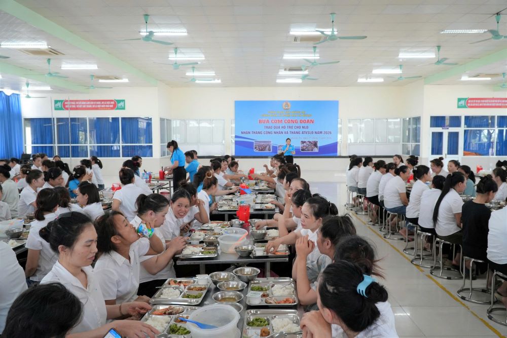 Comida Sindical" conecta a los trabajadores en la Empresa de Confección Ha Quang. Foto: Thanh Sang