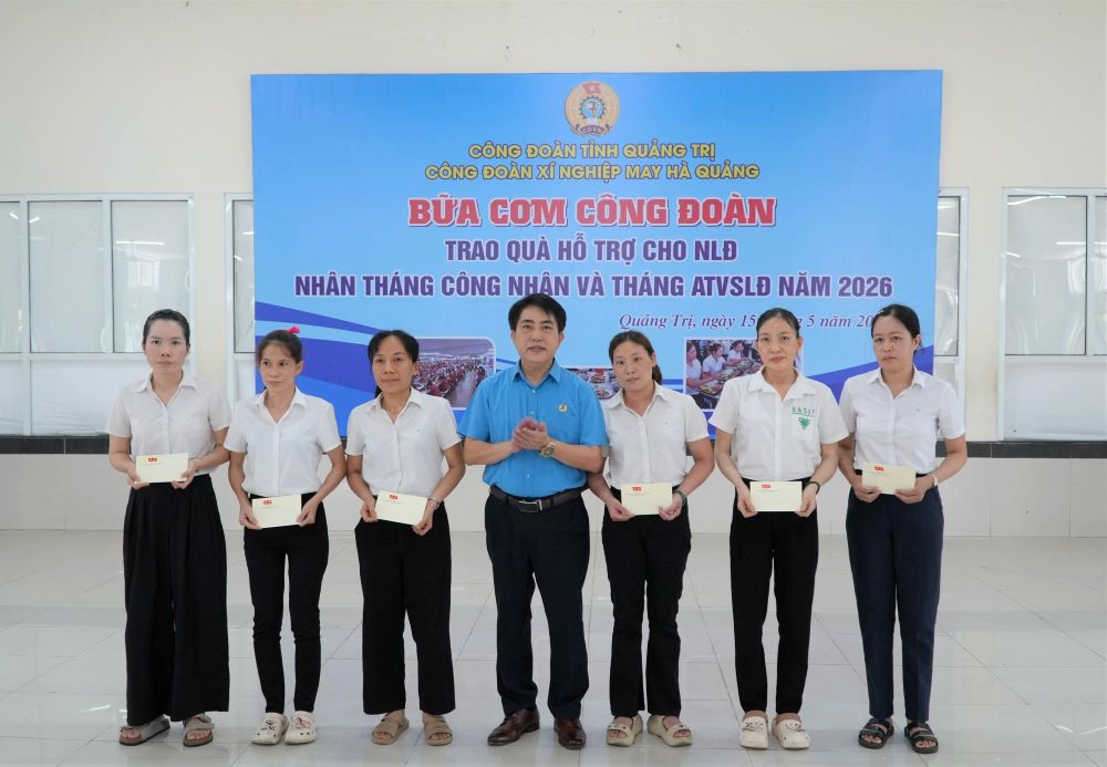Liên đoàn Lao động tỉnh đã trao 6 suất quà cho công nhân lao động bị bệnh hiểm nghèo. Ảnh: Thanh Sang