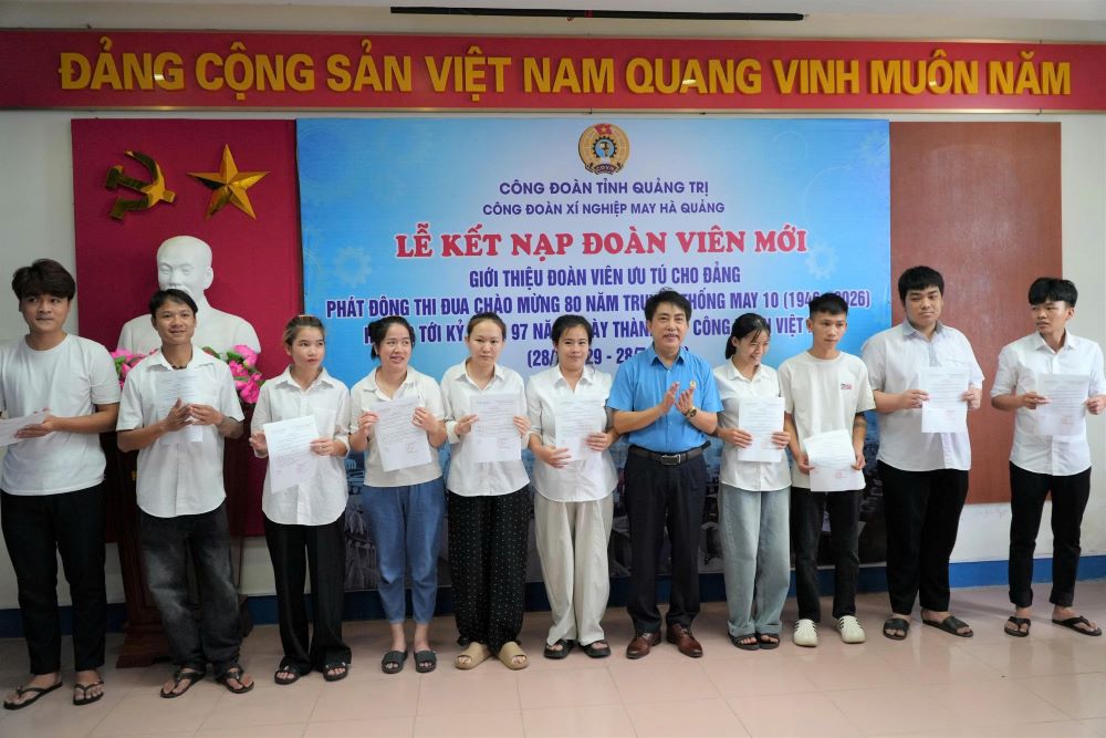 Xí nghiệp May Hà Quảng đã tổ chức lễ kết nạp 10 công nhân lao động vào tổ chức Công đoàn Việt Nam. Ảnh: Thanh Sang
