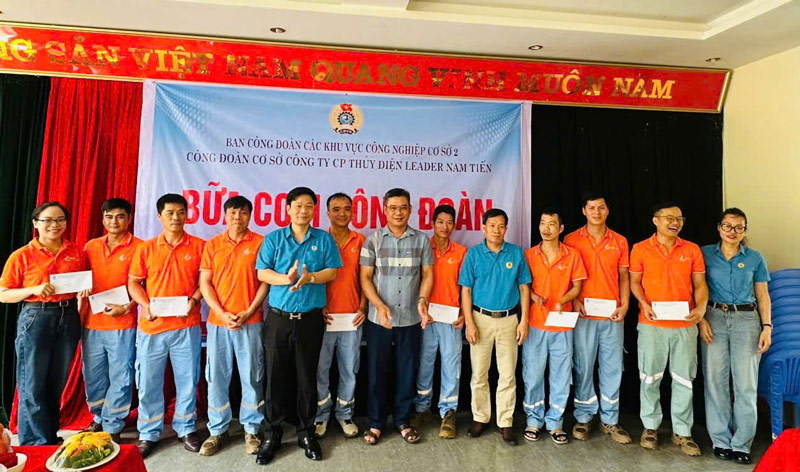 Trao quà cho người lao động có hoàn cảnh khó khăn. Ảnh: Tuấn Hải