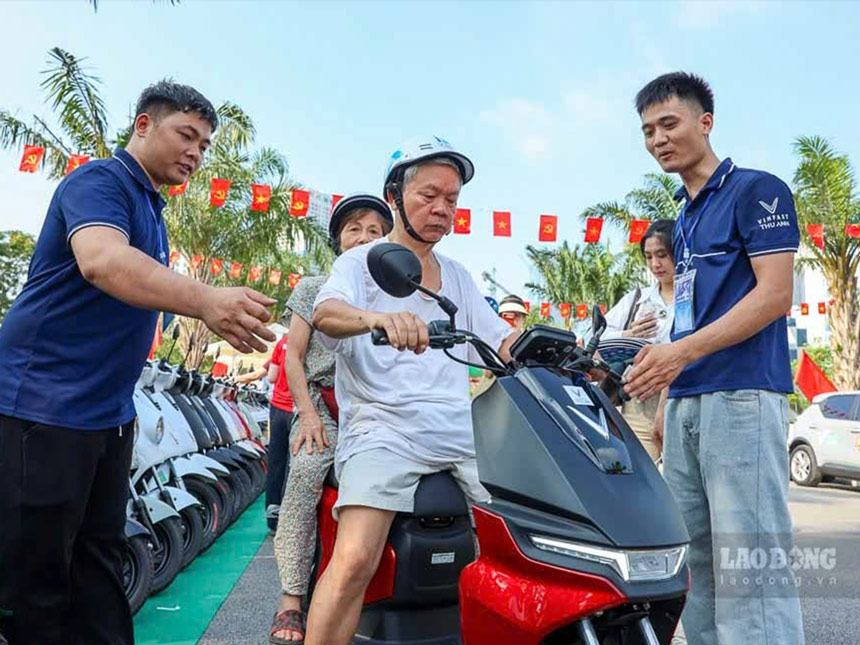ハノイの人々は、グリーントランスフォーメーションデー2026でガソリン車から電気自動車への乗り換えに熱心です。