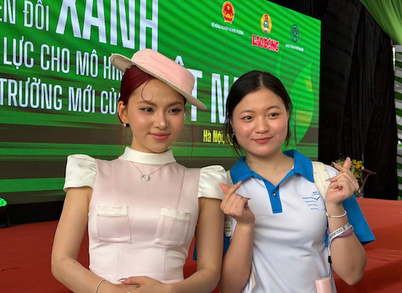 Sinh viên giao lưu với ca sĩ Ngô Lan Hương tại sự kiện. Ảnh: Hải Nguyễn