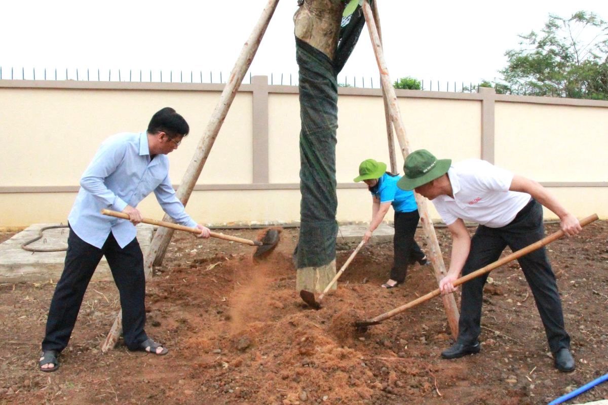 Leaders of Kim Long commune participate in planting trees at the launching ceremony of Tet tree planting and the City of Colorful Flowers movement. Photo: Nguyen Tien