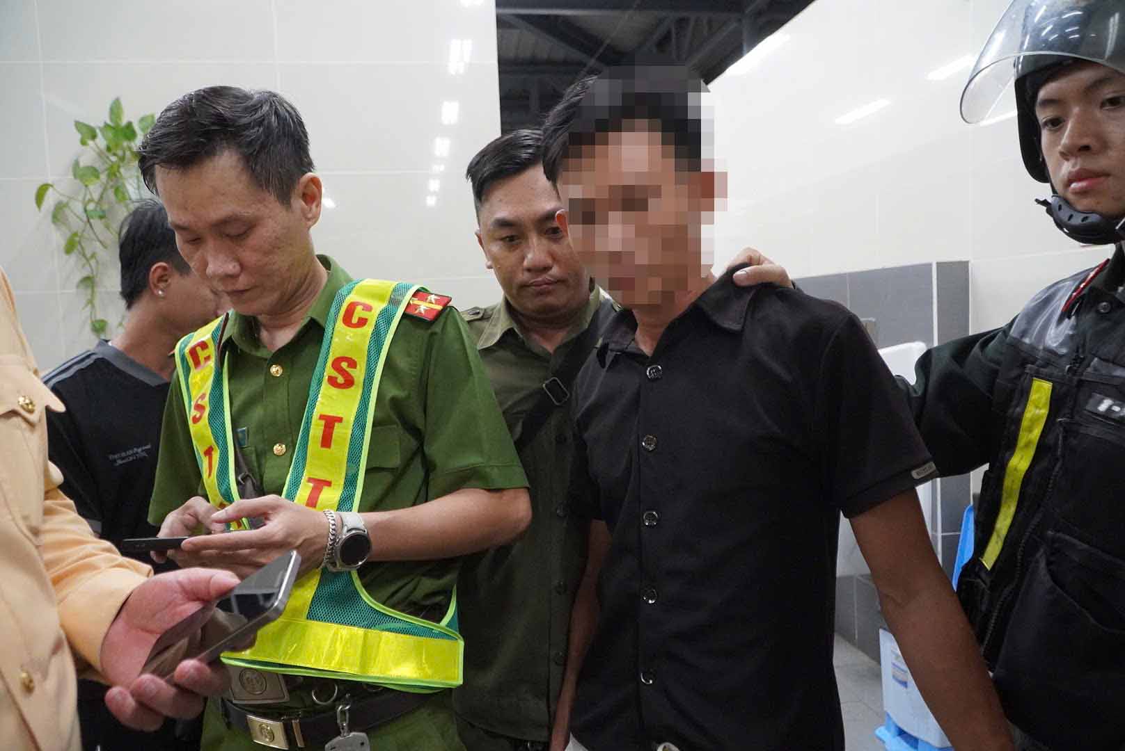 Driver carrying goods into Binh Dien Wholesale Market admits to buying drugs for use