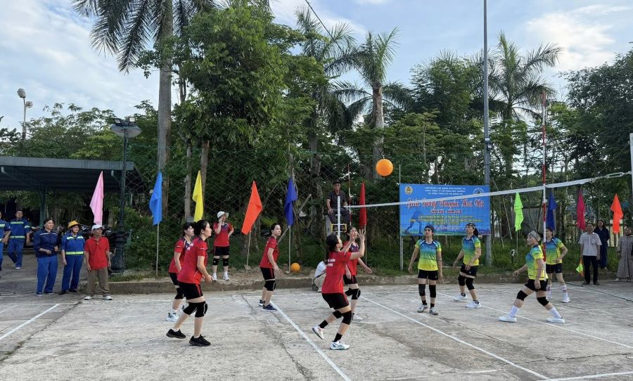 Dong Ha Urban Environment and Construction Joint Stock Company organizes the Women's Workers' Steamball Tournament, creating a playground to connect union members and workers. Photo: Quang Tri Trade Union
