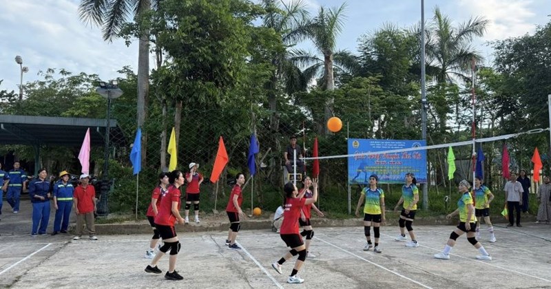 Giải bóng chuyền thắp lửa tinh thần nữ công nhân