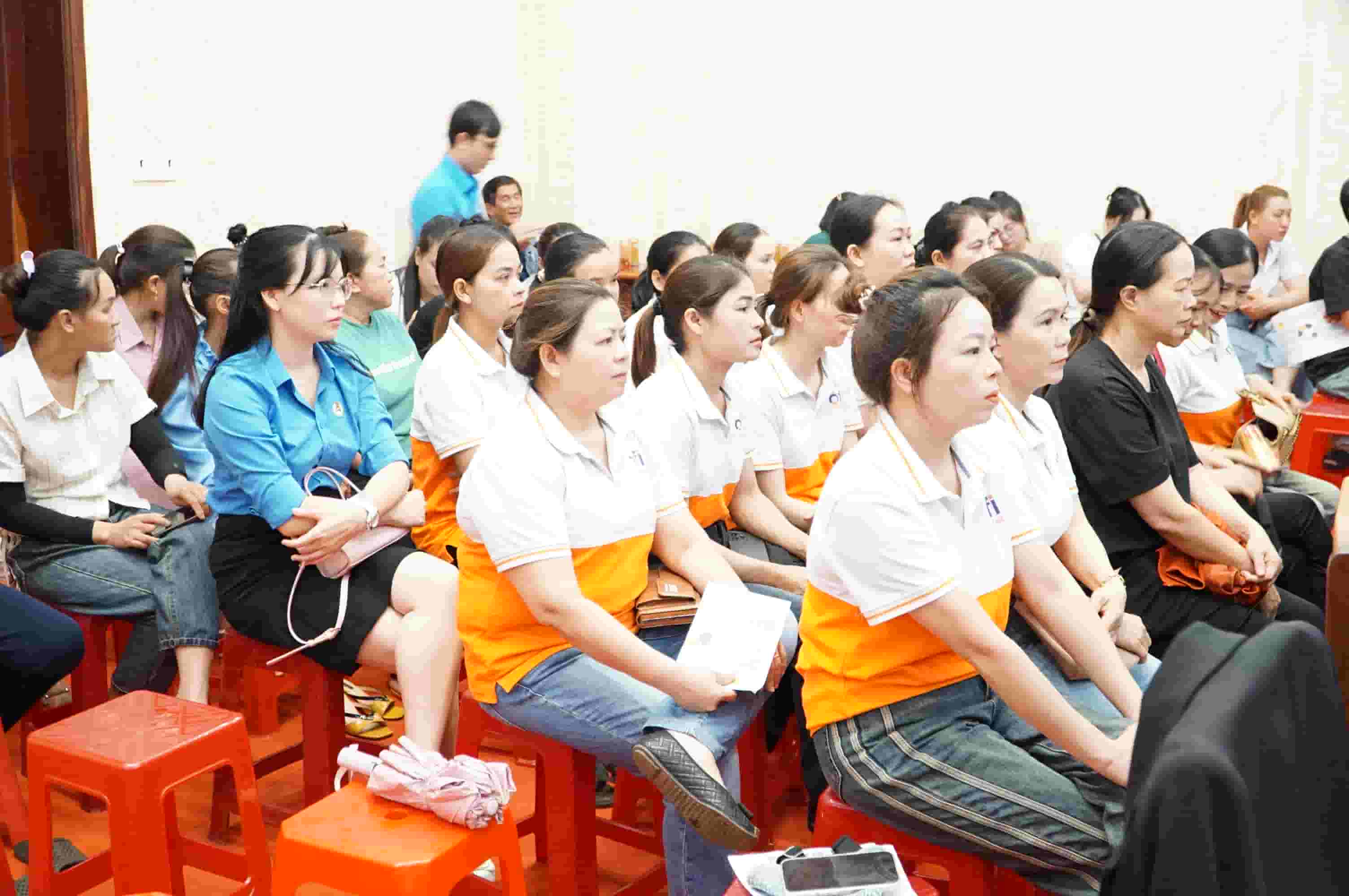 Many industrial park workers are shared about the harmful effects of drugs, fire safety, and fraud tricks. Photo: Thanh Tuan