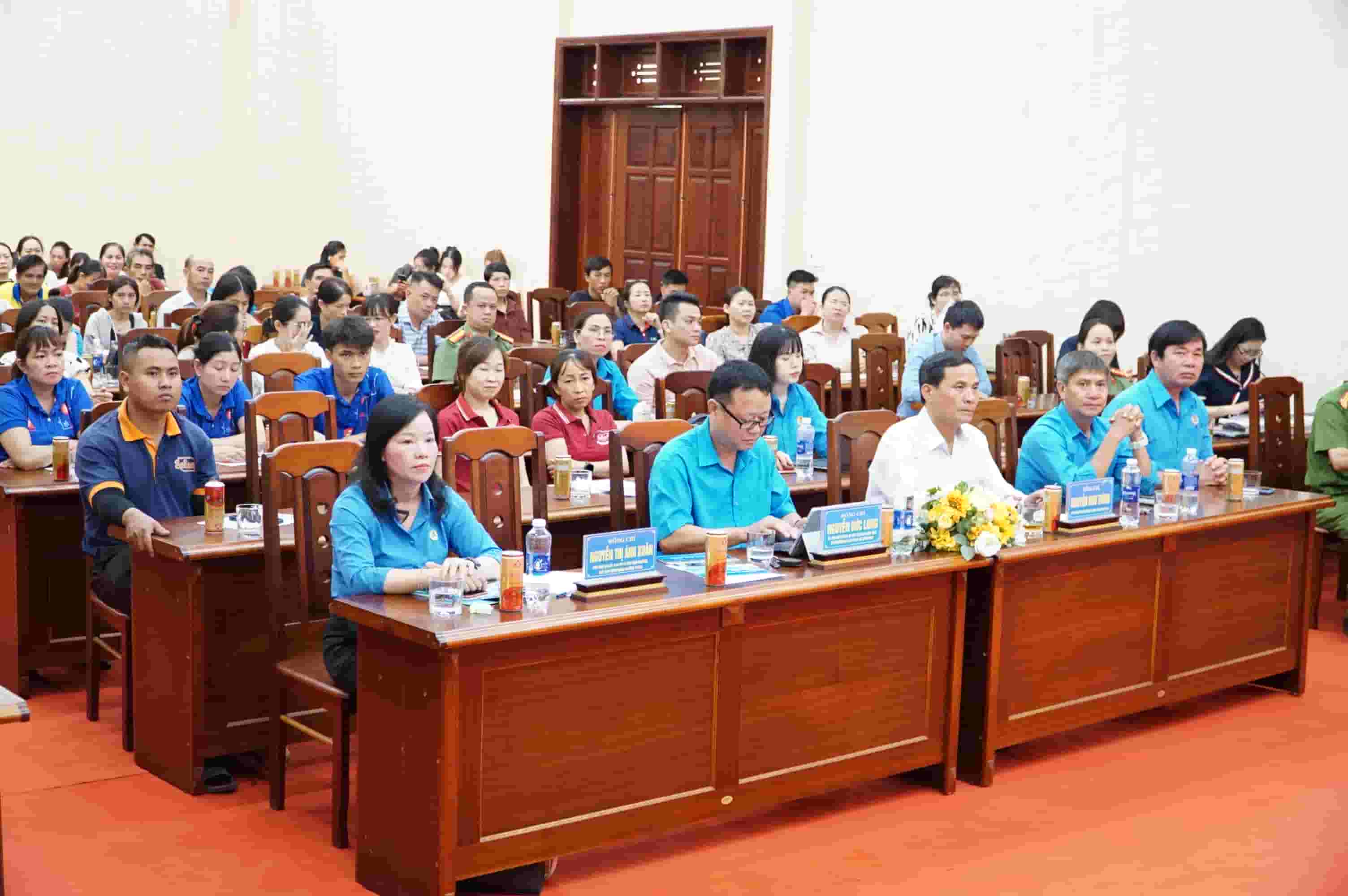 Đại diện Công đoàn, Công an phường, Ban Quản lý Khu kinh tế tỉnh và đông đảo công nhân lao động tham dự buổi tuyên truyền. Ảnh: Thanh Tuấn 