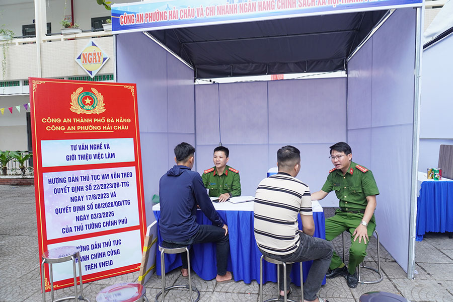 Công an phường Hải Châu tư vấn nghề nghiệp cho quân nhân xuất ngũ, người chấp hành án hình sự tại cộng đồng, người tái hòa nhập cộng đồng. Ảnh: Trần Thi