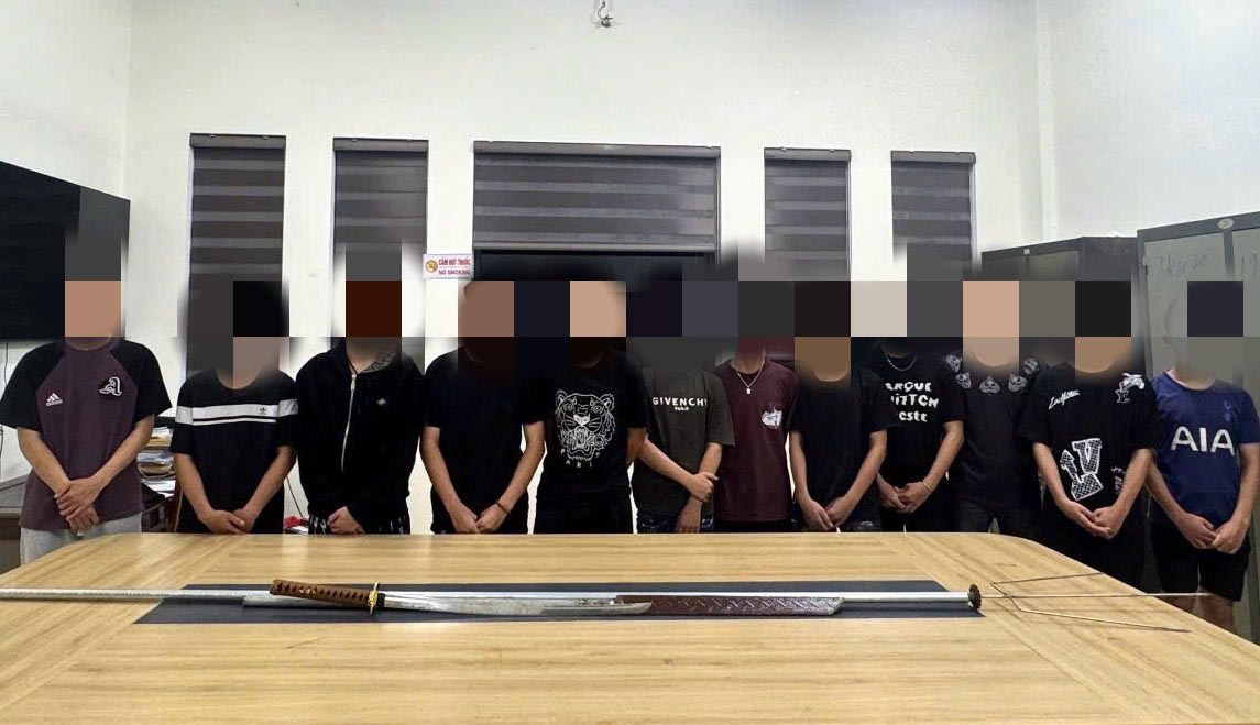 A group of teenagers armed with weapons who were scheduled to resolve conflicts were discovered and prevented by the police. Photo: Ha Tinh Police.