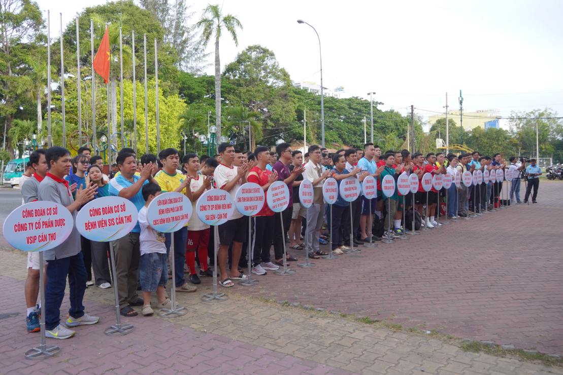 Các vận động viên là đoàn viên, người lao động tham gia giải bóng đá. Ảnh: Tạ Quang