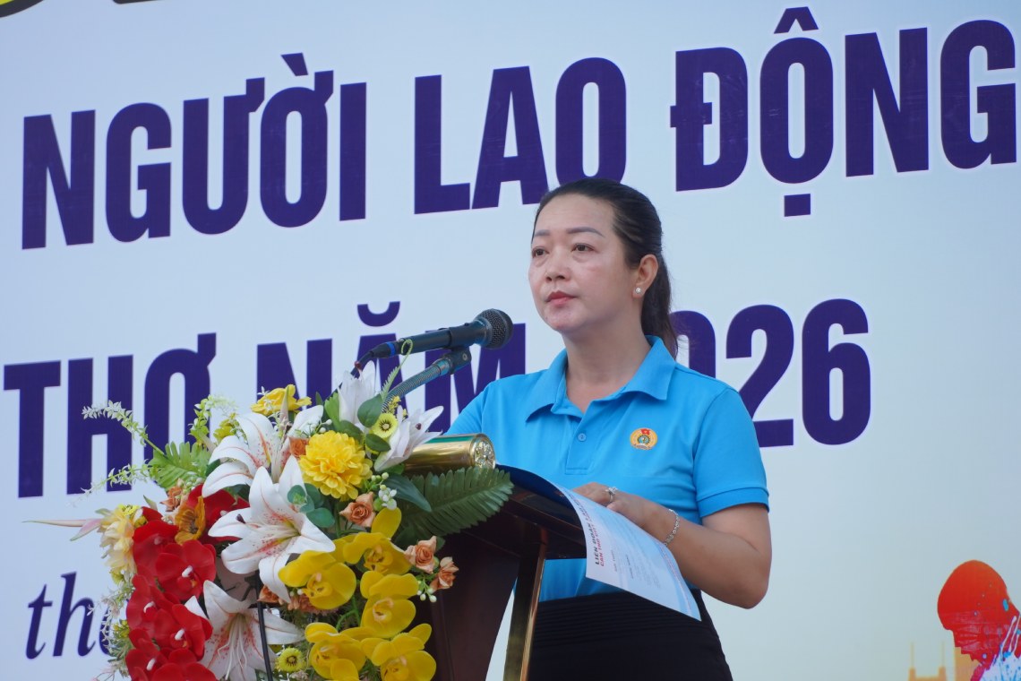 Bà Trần Tú Nhiên - Phó Chủ tịch LĐLĐ TP Cần Thơ phát biểu tại lễ khai mạc. Ảnh: Tạ Quang