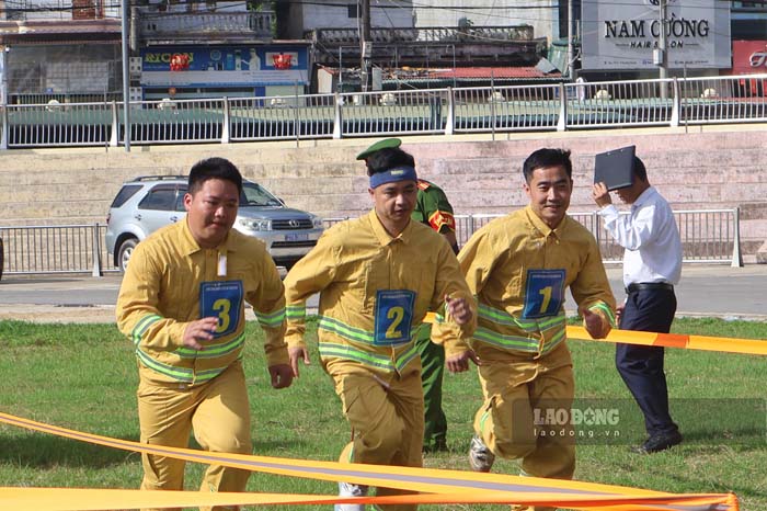 Workers in Dien Bien participate in fire prevention and fighting and rescue practice. Photo: Quang Dat
