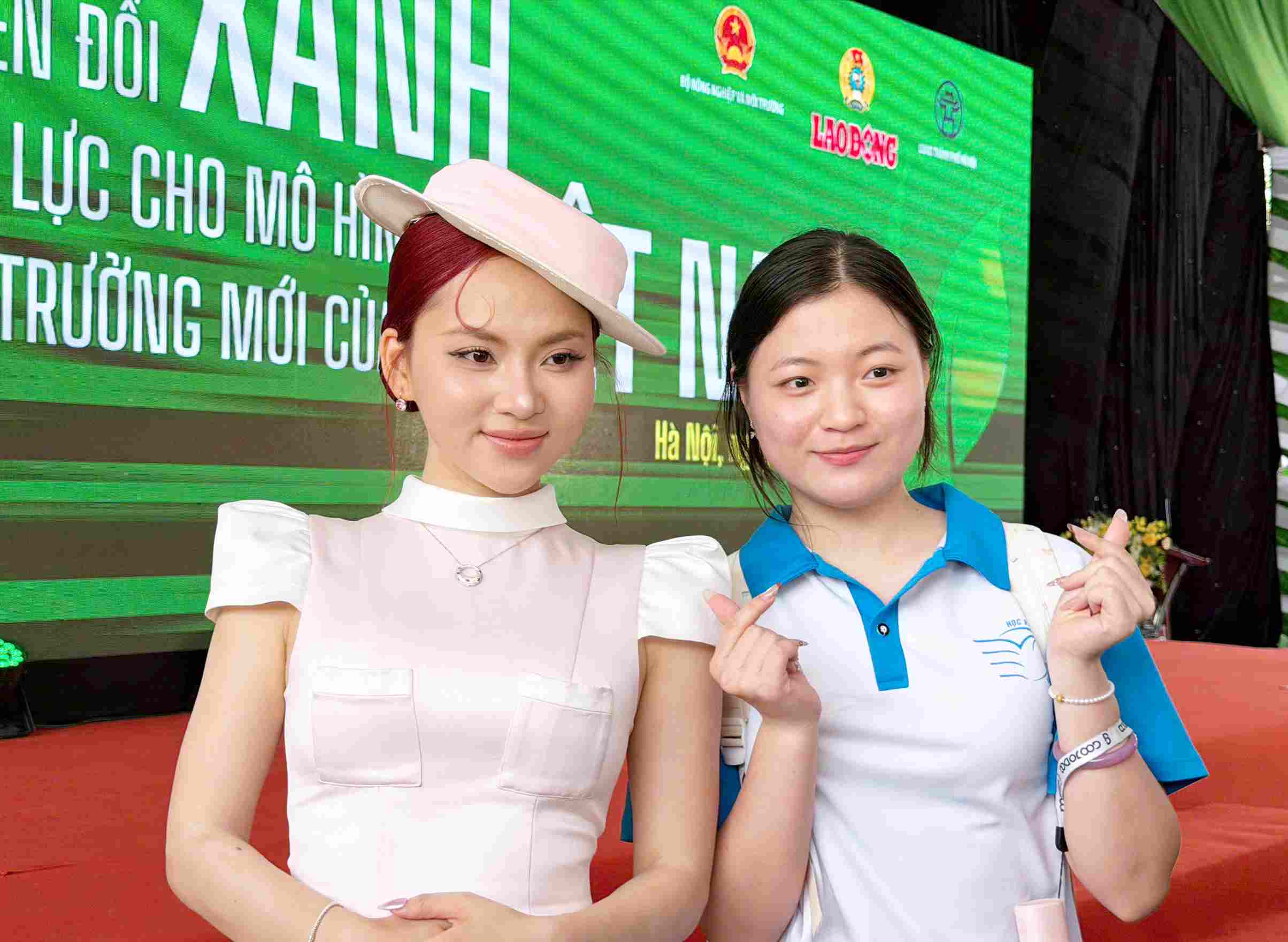 Ca sĩ Ngô Lan Hương chụp ảnh cùng các fan hâm mộ. Ảnh: Thùy Linh 