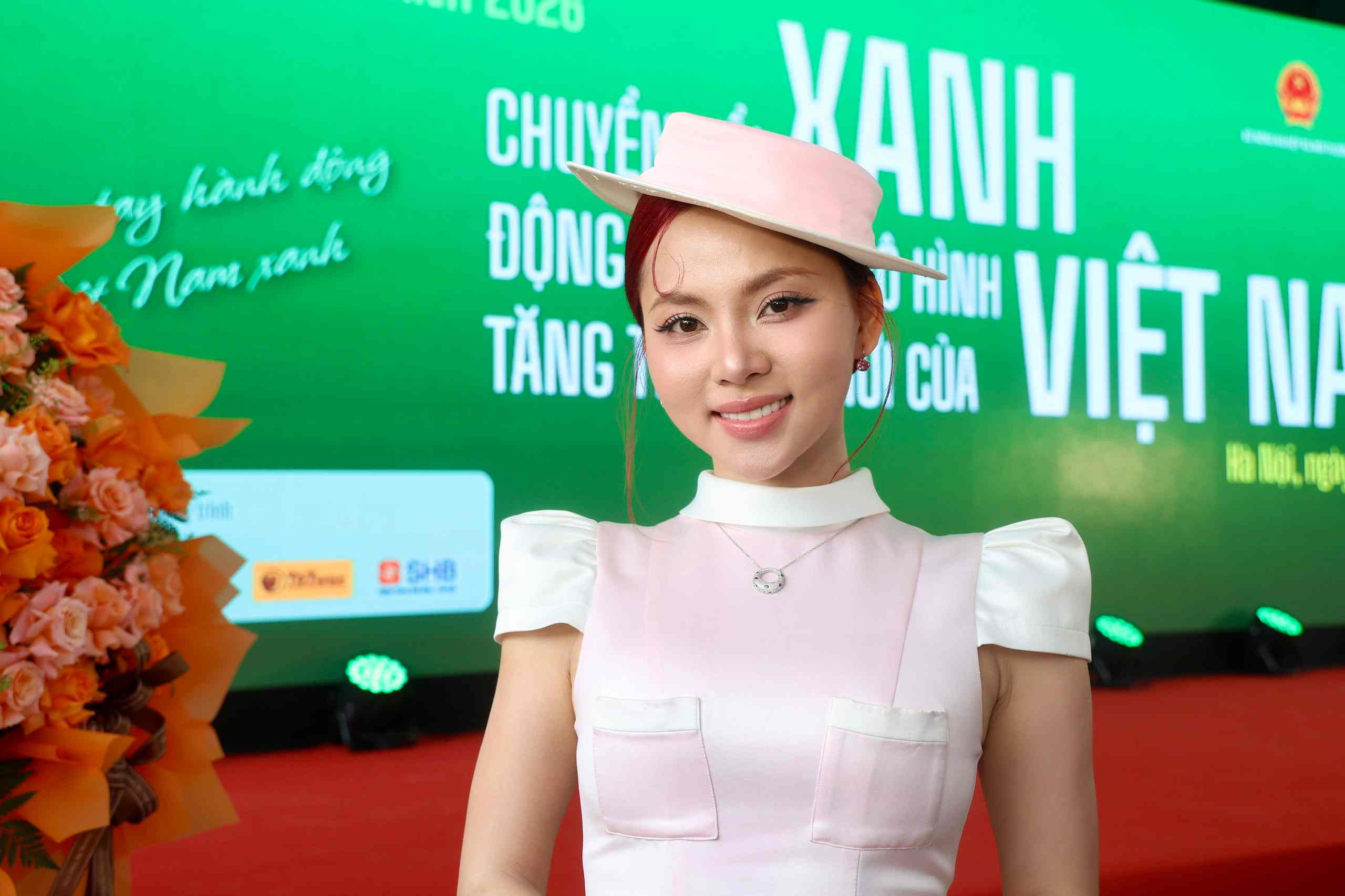 Singer Ngo Lan Huong answers an interview with Lao Dong Newspaper at the launching event of Green Transformation Day 2026. Photo: Viet Anh