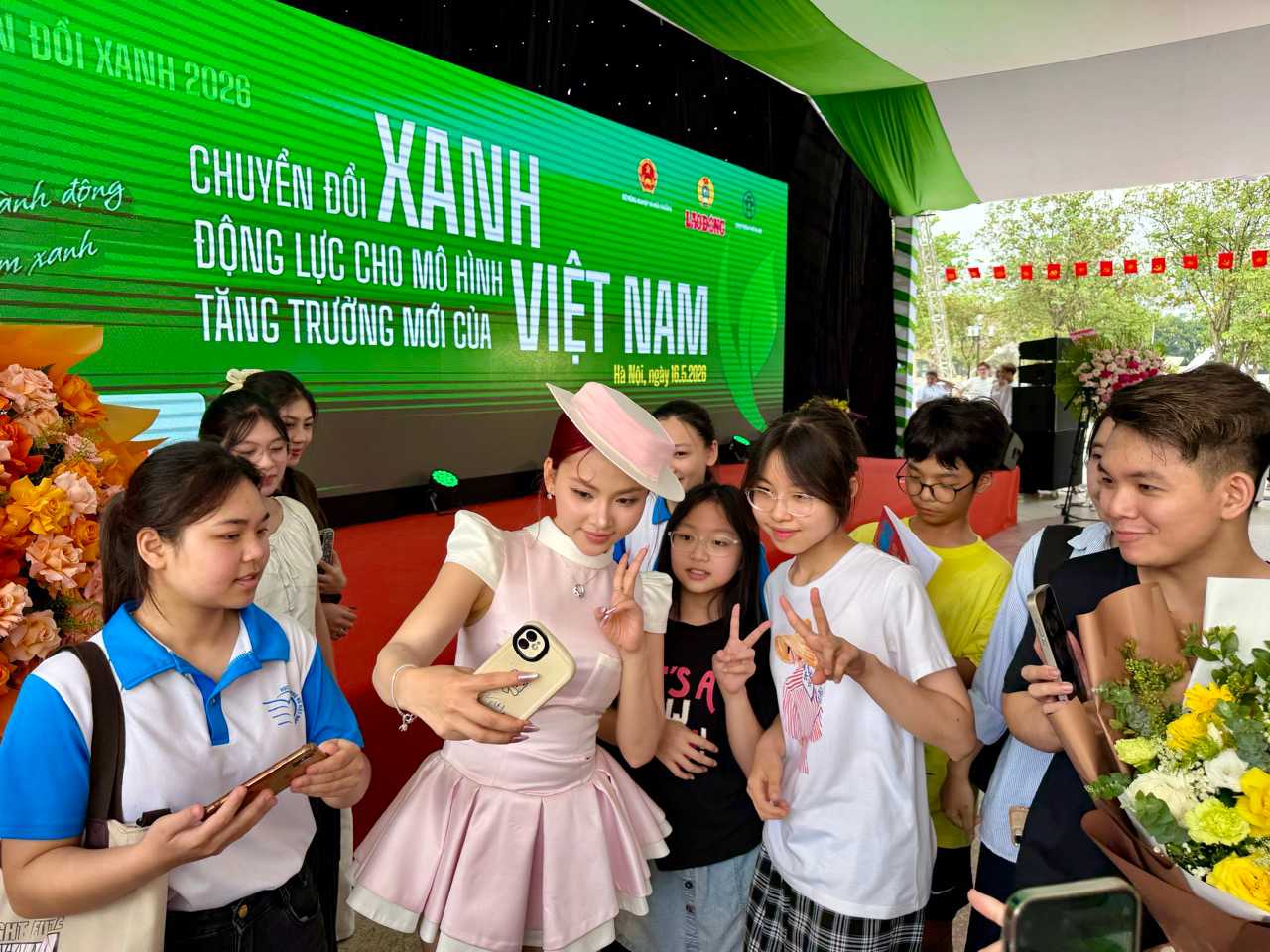 Nữ ca sĩ Ngô Lan Hương chụp hình cùng fan. Ảnh: Thùy Linh