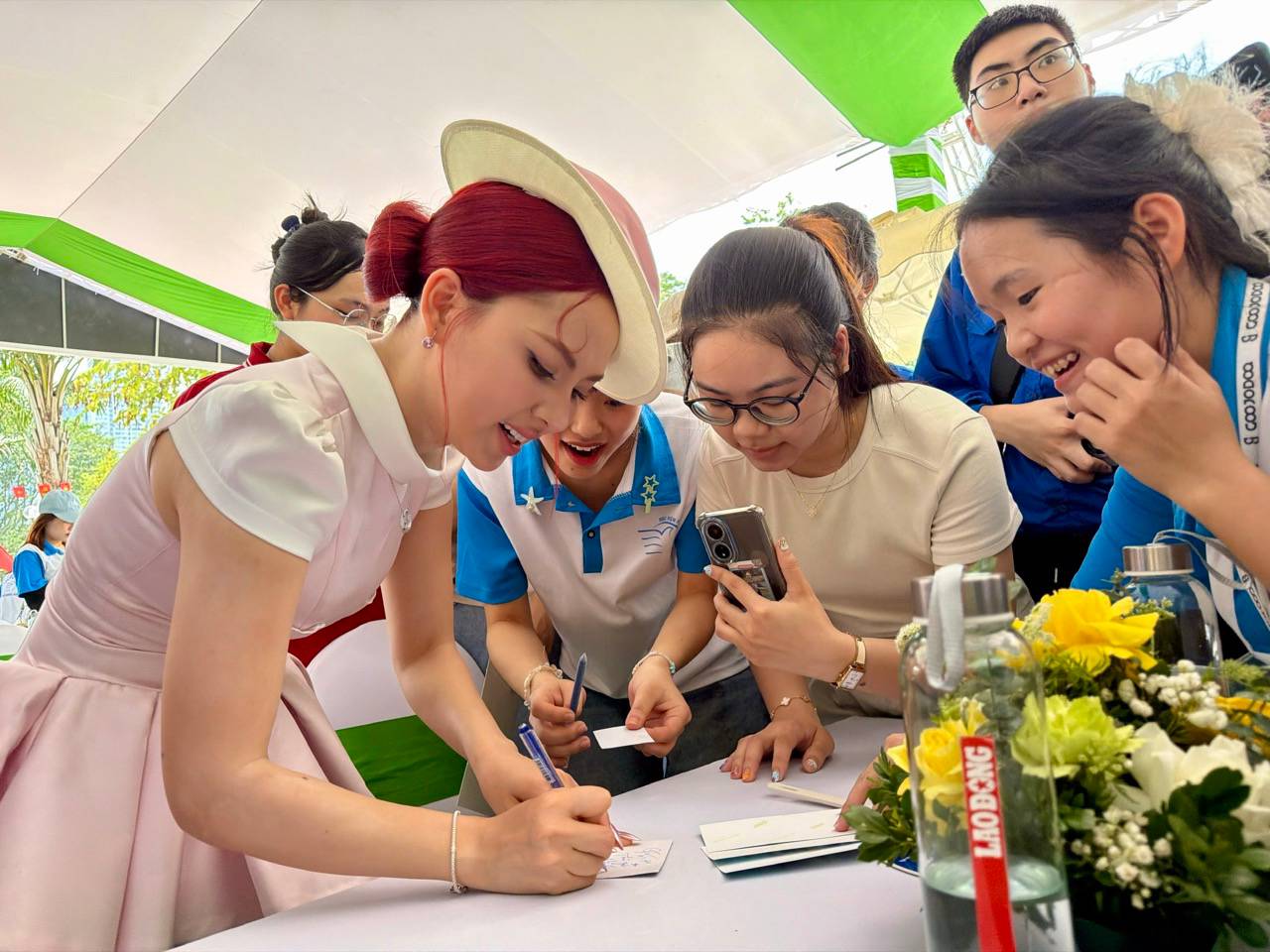Ca sĩ Ngô Lan Hương ký tặng các fan hâm mộ tại chương trình. Ảnh: Thùy Linh