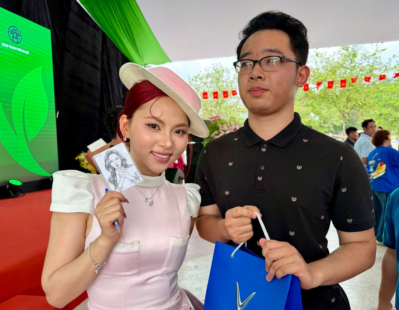 Một fan đã tặng nữ ca sĩ Ngô Lan Hương bức chân dung nhỏ xinh tự tay anh vẽ đã được chuẩn bị trước sự kiện 2 tuần. Ảnh: Thùy Linh
