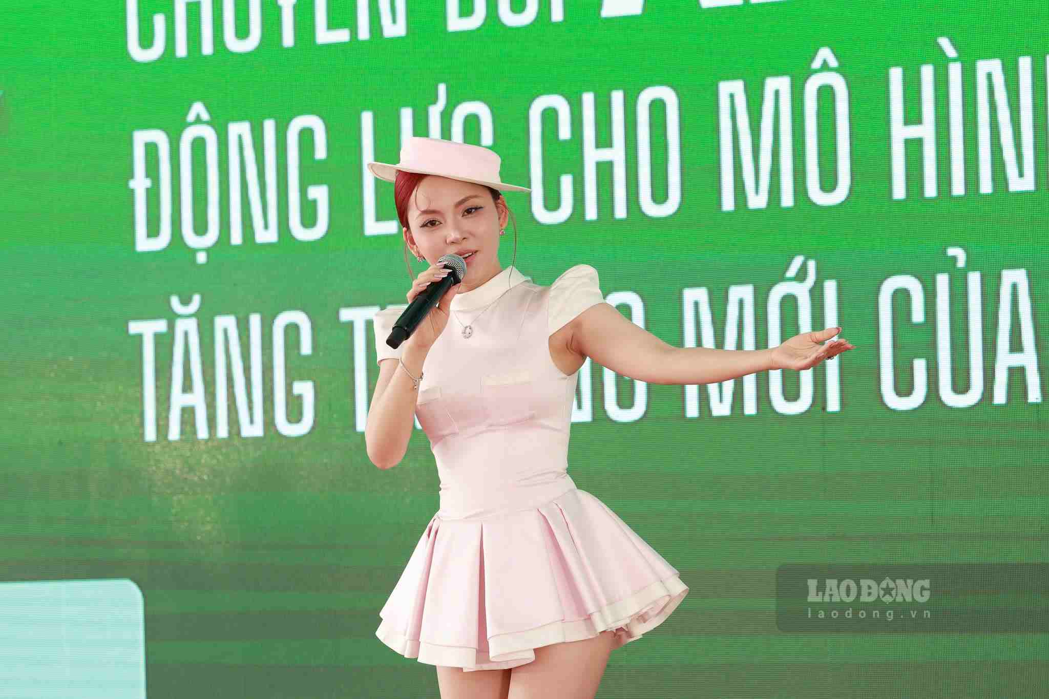 Ca sĩ Ngô Lan Hương đã mang đến chương trình nhiều “bản hit“, tạo sức nóng cho sân khấu Ngày Chuyển đổi xanh 2026. Ảnh: Hải Nguyễn