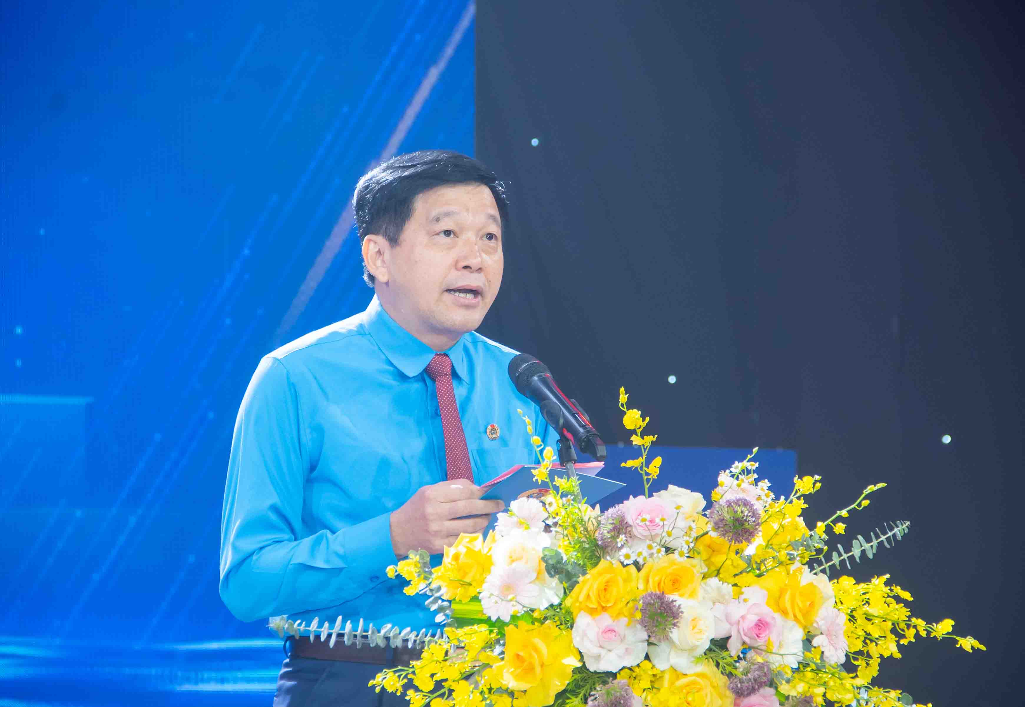 Ông Kha Văn Tám - Chủ tịch Liên đoàn Lao động tỉnh Nghệ An phát biểu tại lễ tôn vinh. Ảnh: Duy Chương