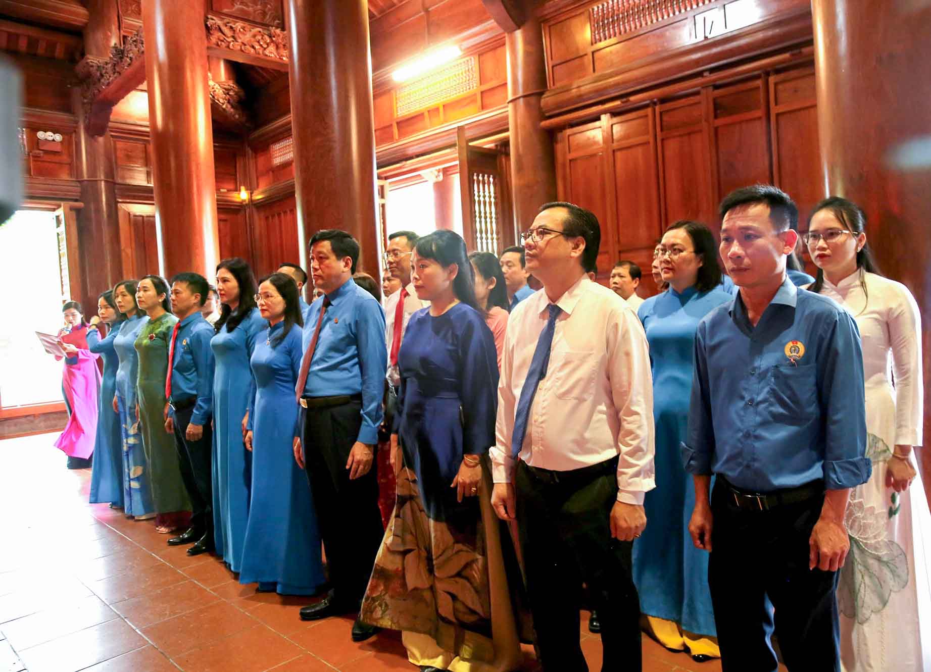 Đoàn đại biểu dâng hương, báo công với Chủ tịch Hồ Chí Minh tại Khu Di tích Kim Liên. Ảnh: Thanh Vân