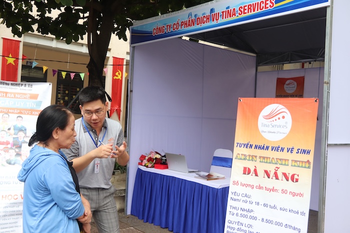 Da Nang workers hope to receive support from local authorities after sidewalk arrangements. Photo: Nguyen Linh