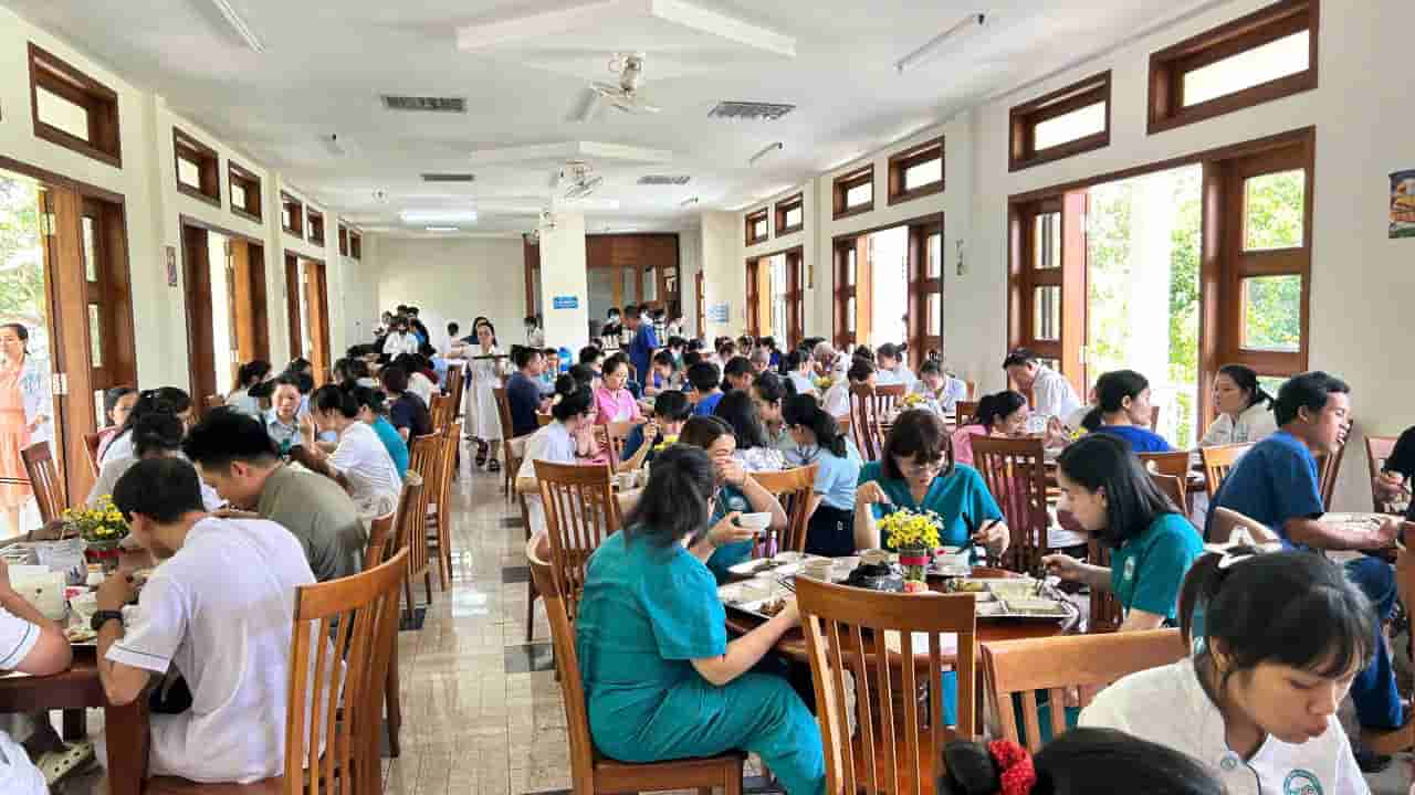 Trade Union meal with a large number of hospital medical staff participating. Photo: Thanh Tuan