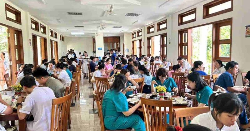 Công đoàn trao bữa ăn ấm lòng cho nhân viên y tế