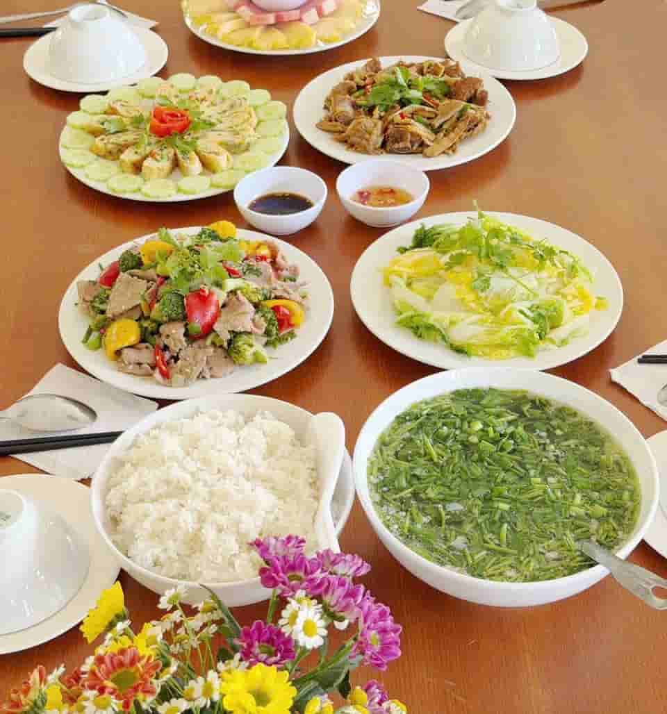 Bữa cơm chung gắn kết tinh thần người lao động. Ảnh: Thanh Tuấn 