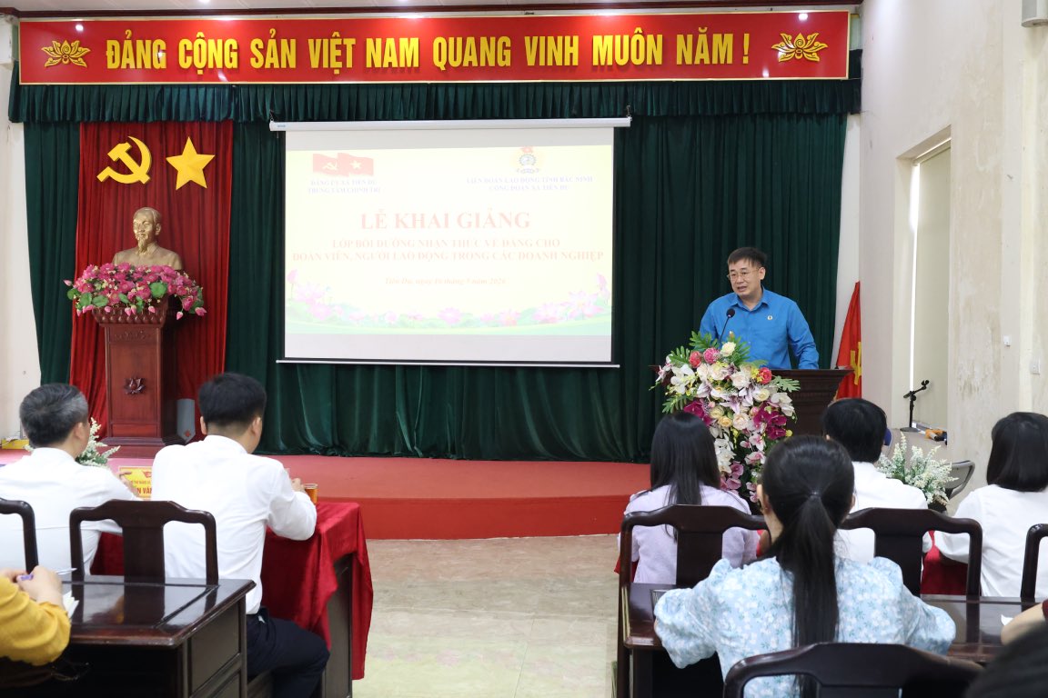 Comrade Thach Van Chung - Chairman of Bac Ninh Provincial Labor Federation speaking at the opening ceremony. Photo: Quyet Chien