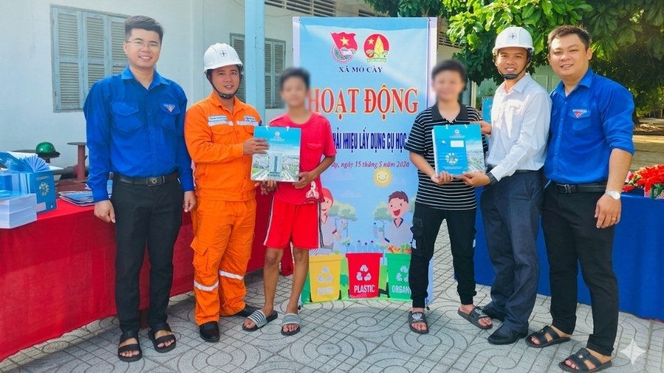 The activity "Exchanging plastic waste for school supplies" contributes to raising environmental awareness for children. Photo: Hoang Loc