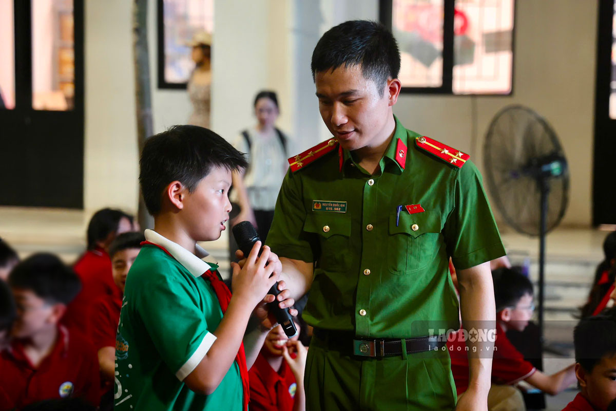 Lang Ward Police coordinate with relevant units to organize fire prevention and fighting, rescue and relief training for people and students in the area. Photo: Duong Anh