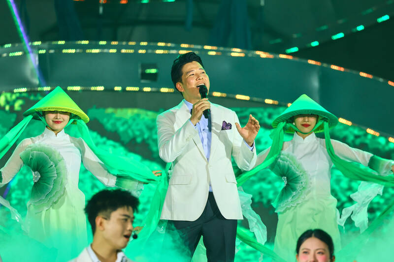 Mở màn bằng giọng ca đầy nội lực của NSƯT Lương Huy. Ảnh: Thanh Sơn