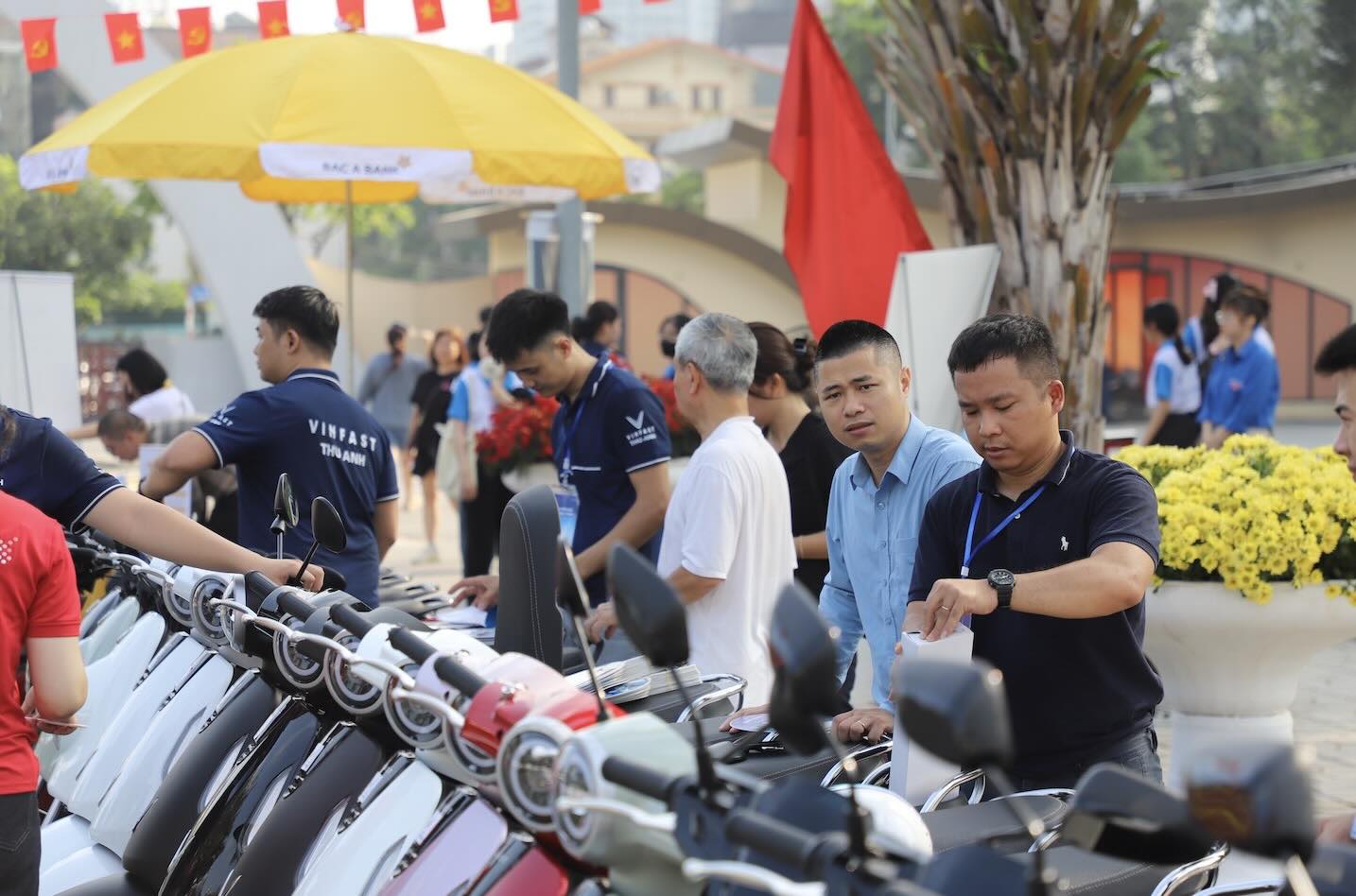 Gian hàng của VinFast thu hút nhiều người dân, bạn trẻ tham quan, tìm hiểu các dòng xe điện và giải pháp di chuyển xanh tại sự kiện.