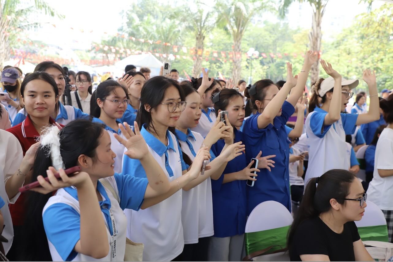 Đông đảo sinh viên hào hứng với phần trình diễn của ca sĩ Ngô Lan Hương tại Ngày Chuyển đổi xanh năm 2026. Ảnh: Phan Anh