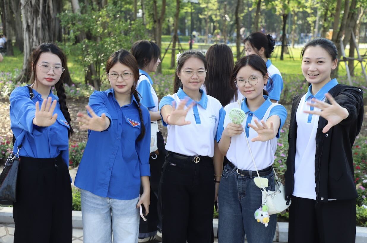 Ngày Chuyển đổi xanh năm 2026 thu hút đông đảo sinh viên, bạn trẻ với các hoạt động trải nghiệm, giao lưu âm nhạc và gian hàng xanh thiết thực.  