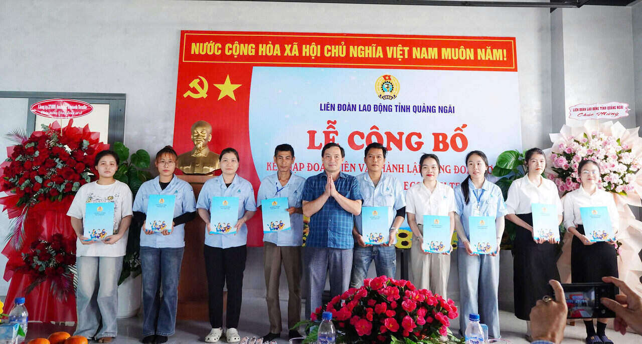 El Sr. Dinh Quoc Tuan - Presidente de la Federación Laboral de la provincia de Quang Ngai entrega la Decisión de admisión de miembros del sindicato. Foto: Dong Giang