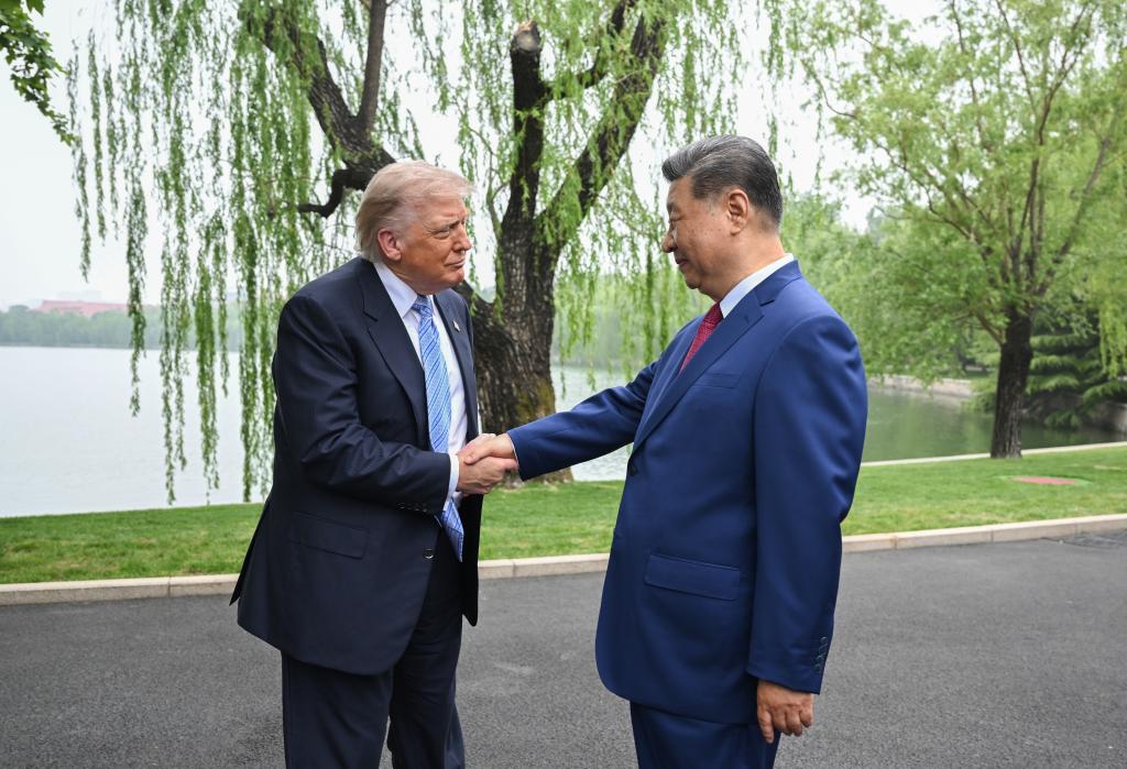 Mr. Trump shares his Iran nuclear stance when boarding Air Force One to return home after a 2-day summit in China. Photo: Xinhua