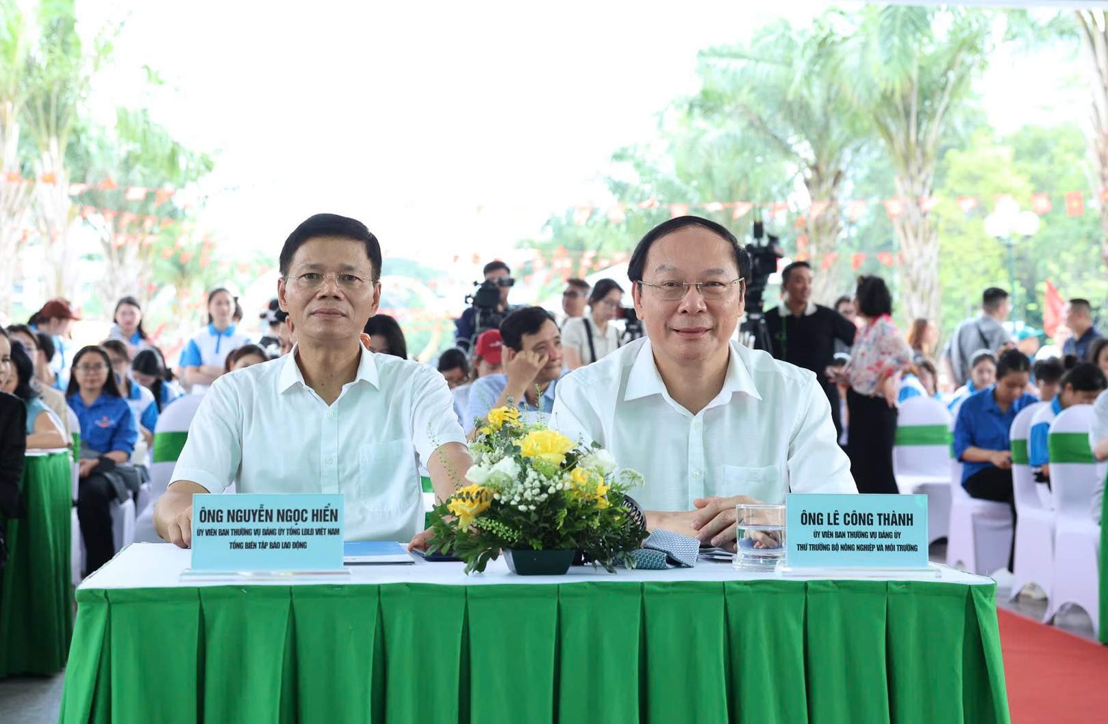 Ông Lê Công Thành - Ủy viên Ban Thường vụ Đảng ủy, Thứ trưởng Bộ Nông nghiệp và Môi trường (bên phải ảnh) và ông Nguyễn Ngọc Hiển - Ủy viên Ban Thường vụ Đảng ủy Tổng Liên đoàn Lao động Việt Nam, Tổng Biên tập Báo Lao Động tham dự sự kiện. Ảnh: Hải Nguyễn