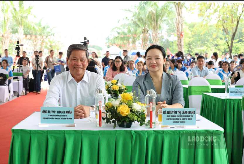 Ông Huỳnh Thanh Xuân - Ủy viên Ban Thường vụ Đảng ủy, Phó Chủ tịch Tổng Liên đoàn Lao động Việt Nam và bà Nguyễn Thị Lâm Giang - Cục trưởng Cục Đổi mới sáng tạo, Chuyển đổi xanh và Khuyến công (Bộ Công Thương) tham dự chương trình. Ảnh: Hải Nguyễn