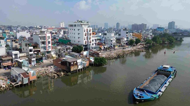 The project to renovate the North bank of Doi canal is still facing site clearance issues for 123 households. Photo: Anh Tu