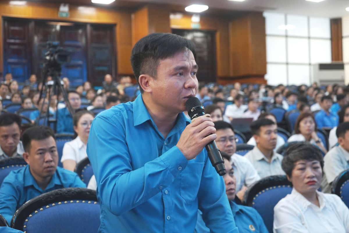 Ông Nguyễn Văn Trọn - Chủ tịch Công đoàn Công ty TNHH Giày Annora Việt Nam nêu câu hỏi. Ảnh: Quách Du