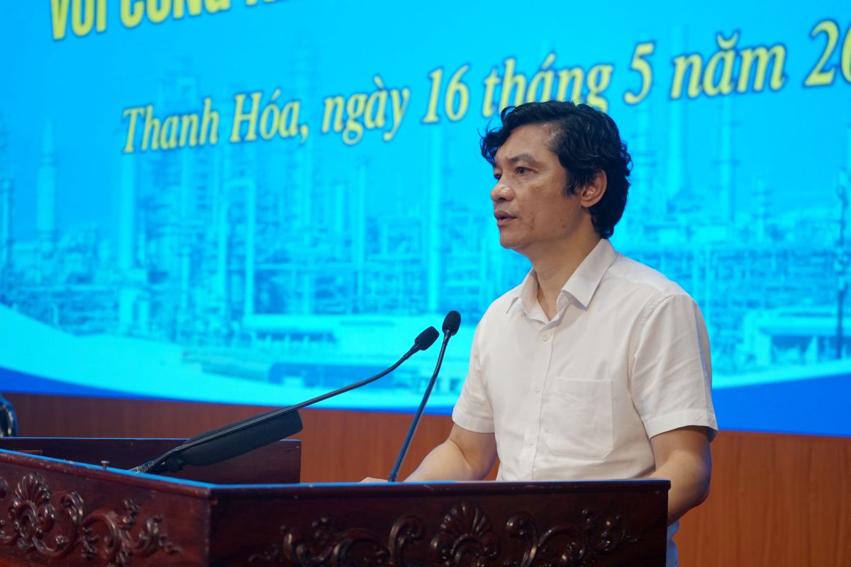 Đại diện lãnh đạo Sở Nội vụ tỉnh Thanh Hóa trả lời các câu hỏi của đoàn viên, người lao động. Ảnh: Quách Du