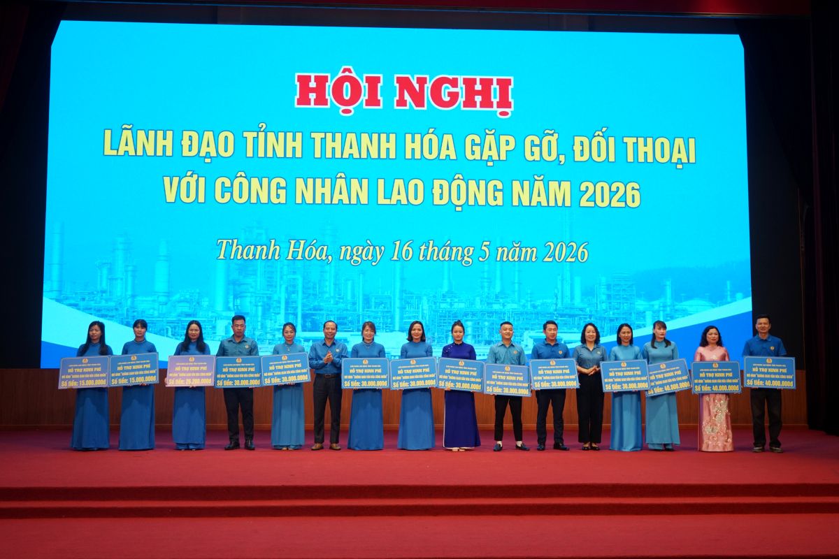 Đại diện lãnh đạo tỉnh Thanh Hóa, LĐLĐ tỉnh trao hỗ trợ nhà “Mái ấm Công đoàn” và hỗ trợ kinh phí xây dựng “Mô hình không gian văn hóa”. Ảnh: Quách Du