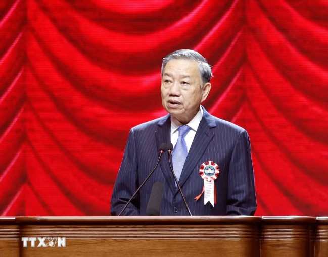 トー・ラム書記長兼国家主席がハノイ国家大学に一級労働勲章を授与。写真:トン・ニャット/TTXVN