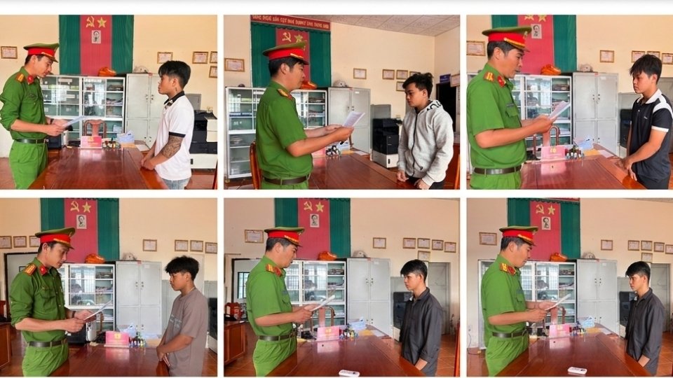 Cơ quan Công an tống đạt quyết định khởi tố các bị can liên quan vụ cố ý gây thương tích tại xã Đại An. Ảnh: Công an Vĩnh Long