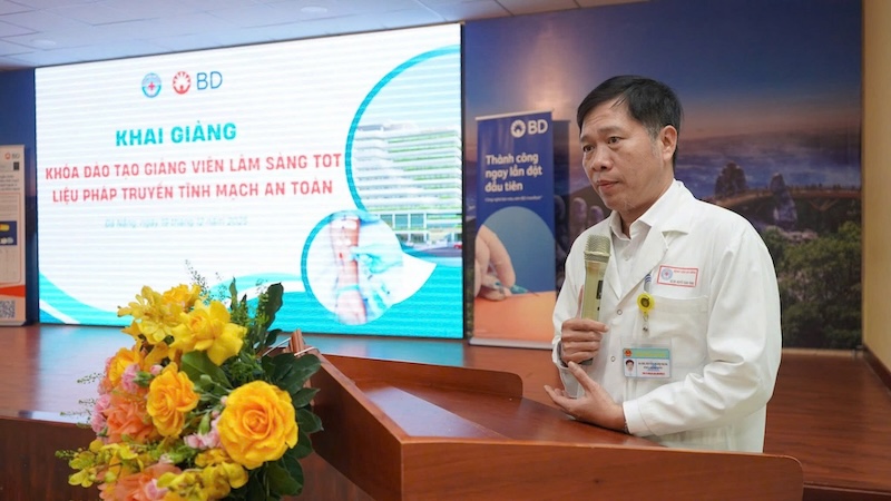Bác sĩ Nguyễn Thành Trung là người truyền cảm hứng mạnh mẽ cho phong trào nghiên cứu khoa học và sáng kiến cải tiến tại bệnh viện. Ảnh: Trần Thi