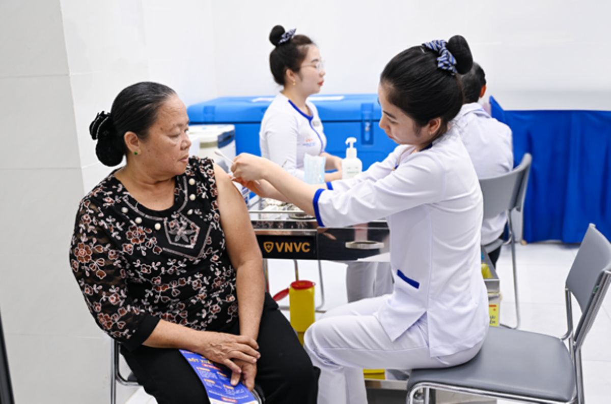 Bà Huỳnh Thị Kim Loan (63 tuổi) con gái cựu tù chính trị Huỳnh Văn Biện được VNVC tiêm vắc xin cúm trong sáng ngày 16.5. Ảnh: Minh Trung